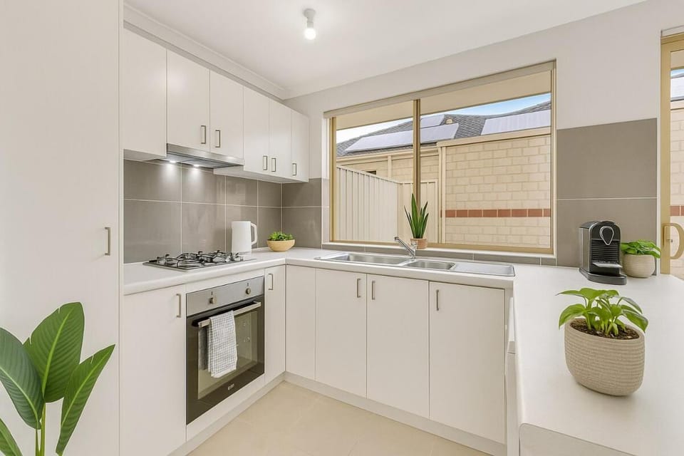 Stylish Queens Park Stay Close to Perth Airport House in Perth