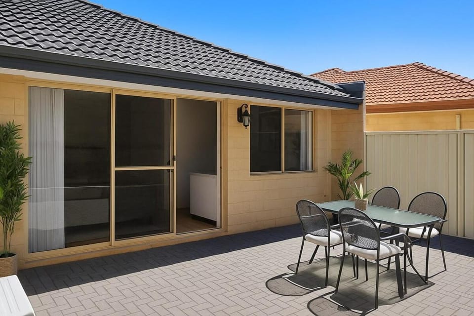 Stylish Queens Park Stay Close to Perth Airport House in Perth