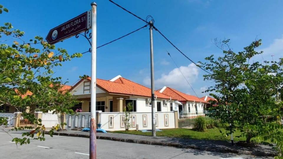 Property building, Day, Neighbourhood, Street view, Location