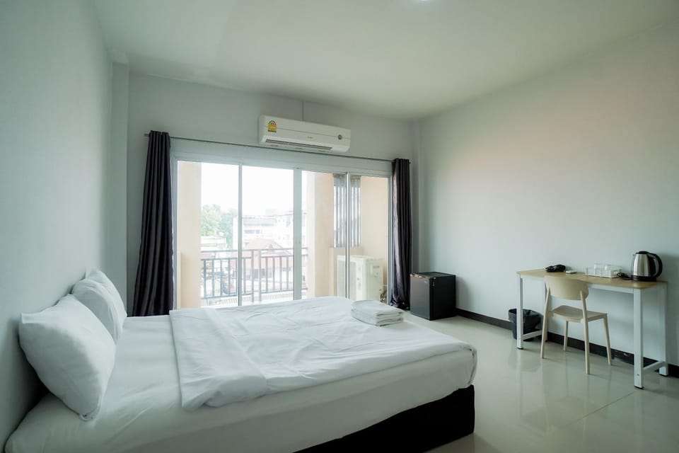 Bed, Photo of the whole room, Dining area, Bedroom, air conditioner