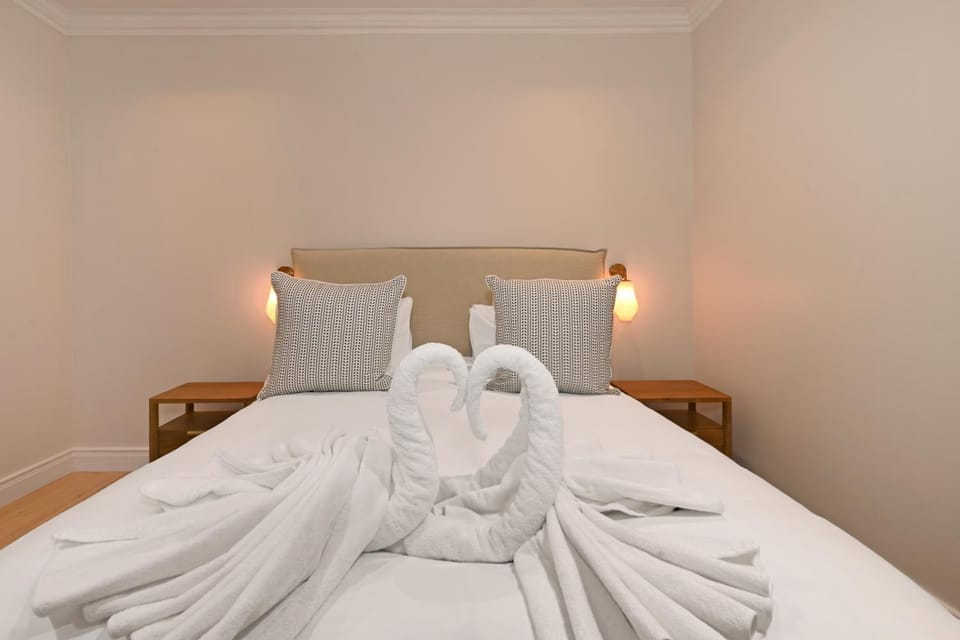 Bedroom, towels