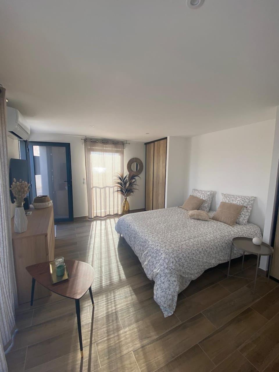 Bed, TV and multimedia, Photo of the whole room