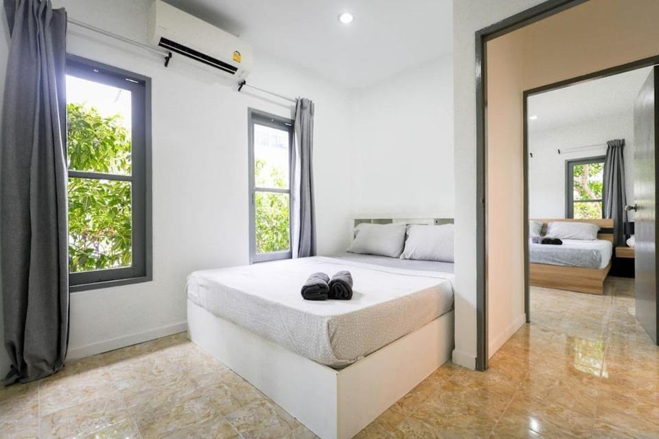 Bed, Photo of the whole room, Bedroom, towels, air conditioner