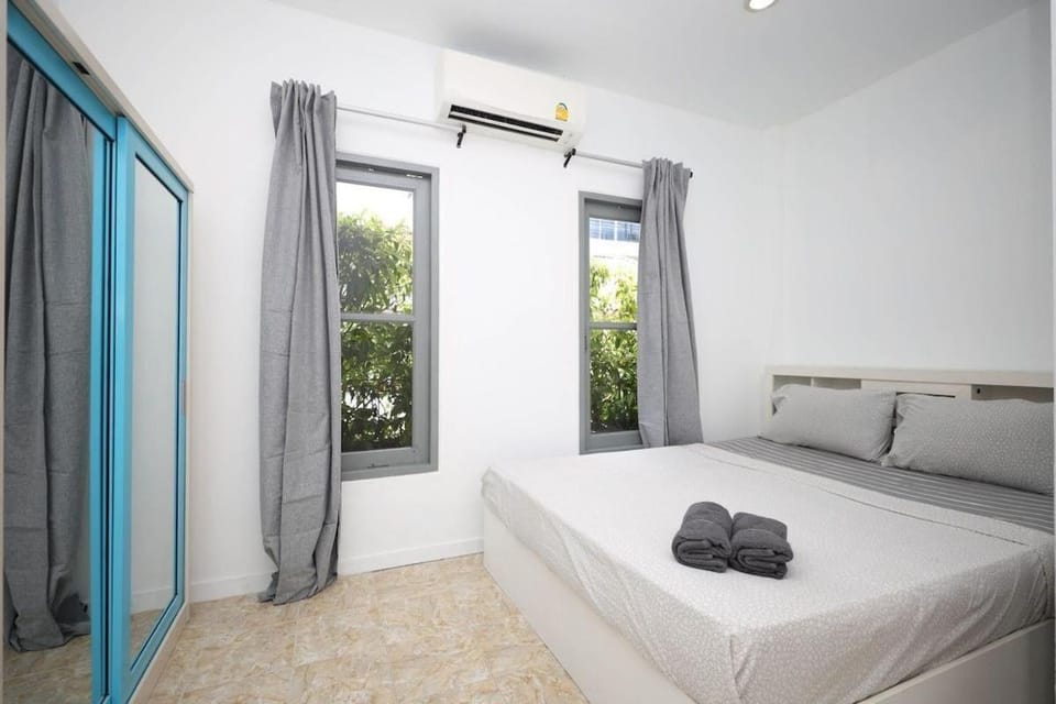 Bed, Photo of the whole room, Bedroom, towels