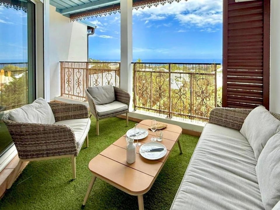 Escale Douce, Vue mer et piscine à Saint-Denis Apartment in Réunion