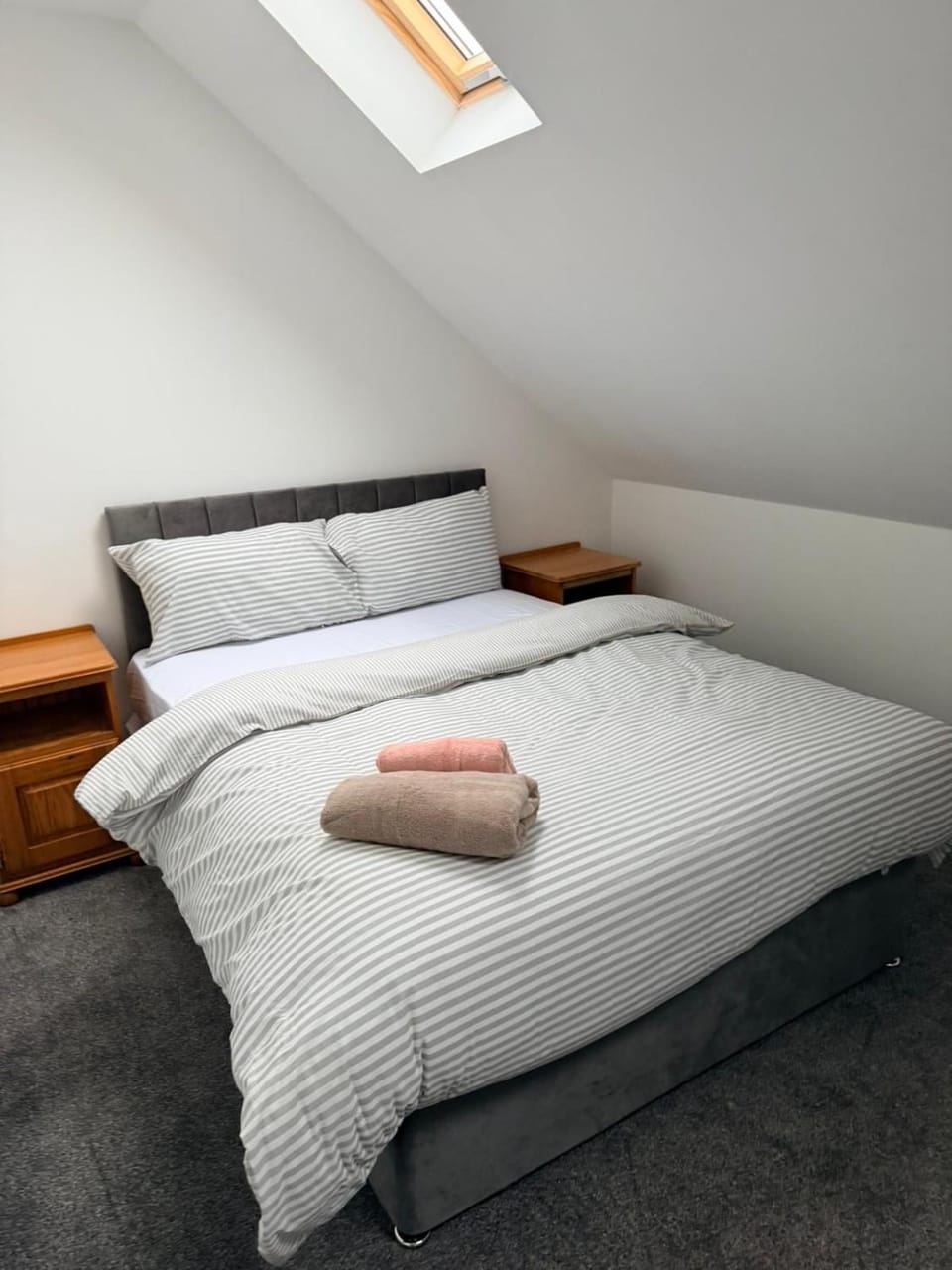 Modern 3 Bed with 3 Baths and Parking, Near Centre Apartment in England