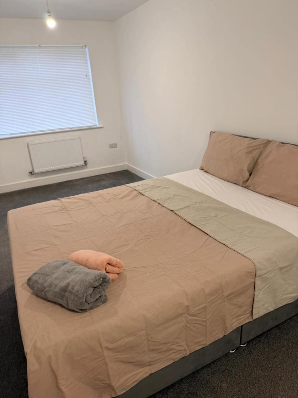 Modern 3 Bed with 3 Baths and Parking, Near Centre Apartment in England
