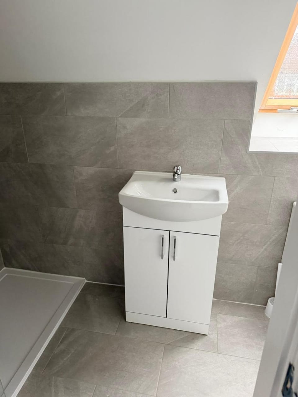 Modern 3 Bed with 3 Baths and Parking, Near Centre Apartment in England