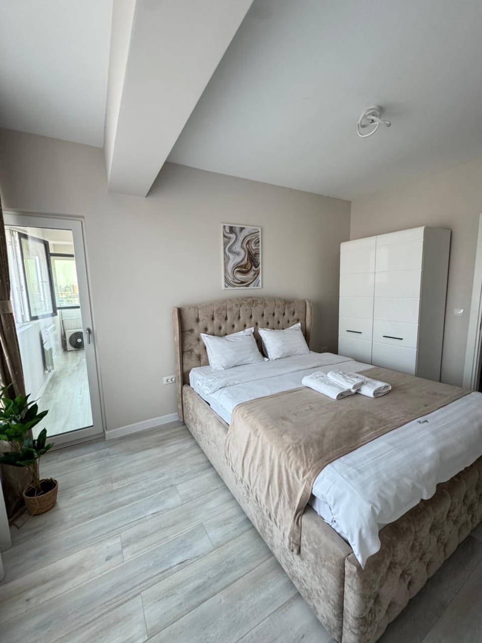Bed, Kitchen or kitchenette, Living room, Photo of the whole room, Seating area, Bedroom, wardrobe