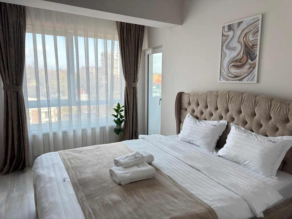 Bed, Photo of the whole room, Bedroom, towels