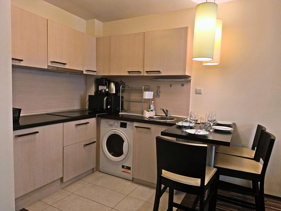 Coffee/tea facilities, Dining area, stove, washing machine, kitchen