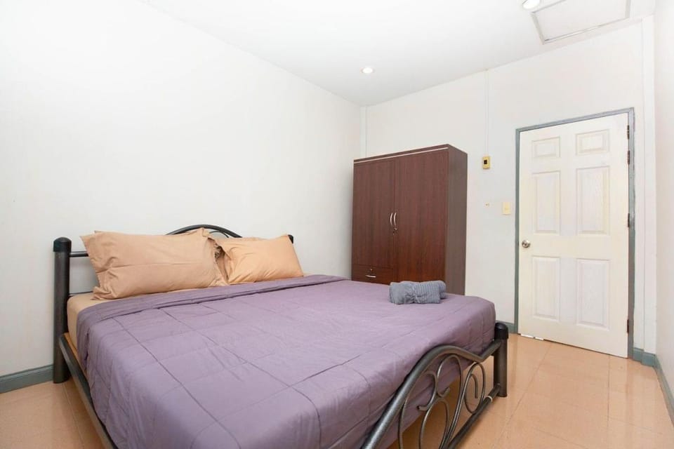 Bed, Photo of the whole room, wardrobe