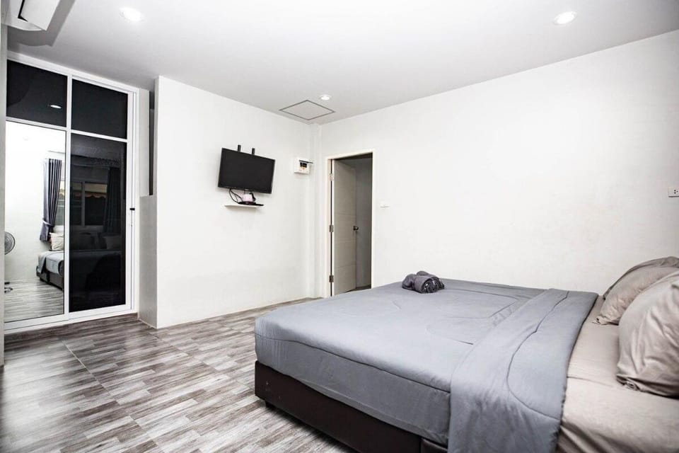 Bed, air conditioner