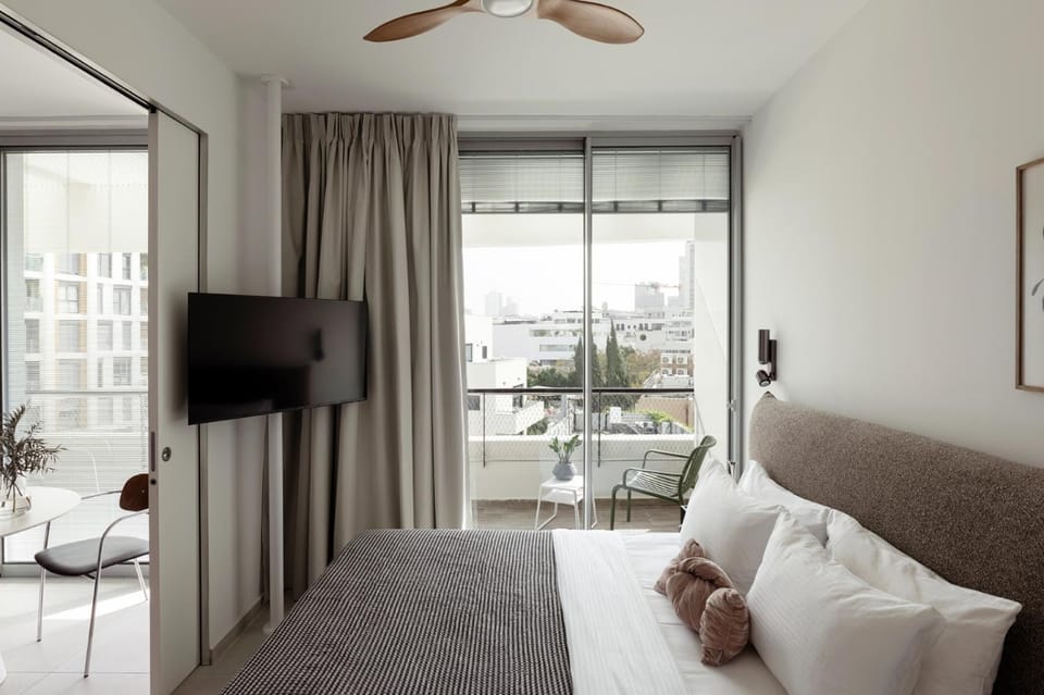 Bed, TV and multimedia, Bedroom