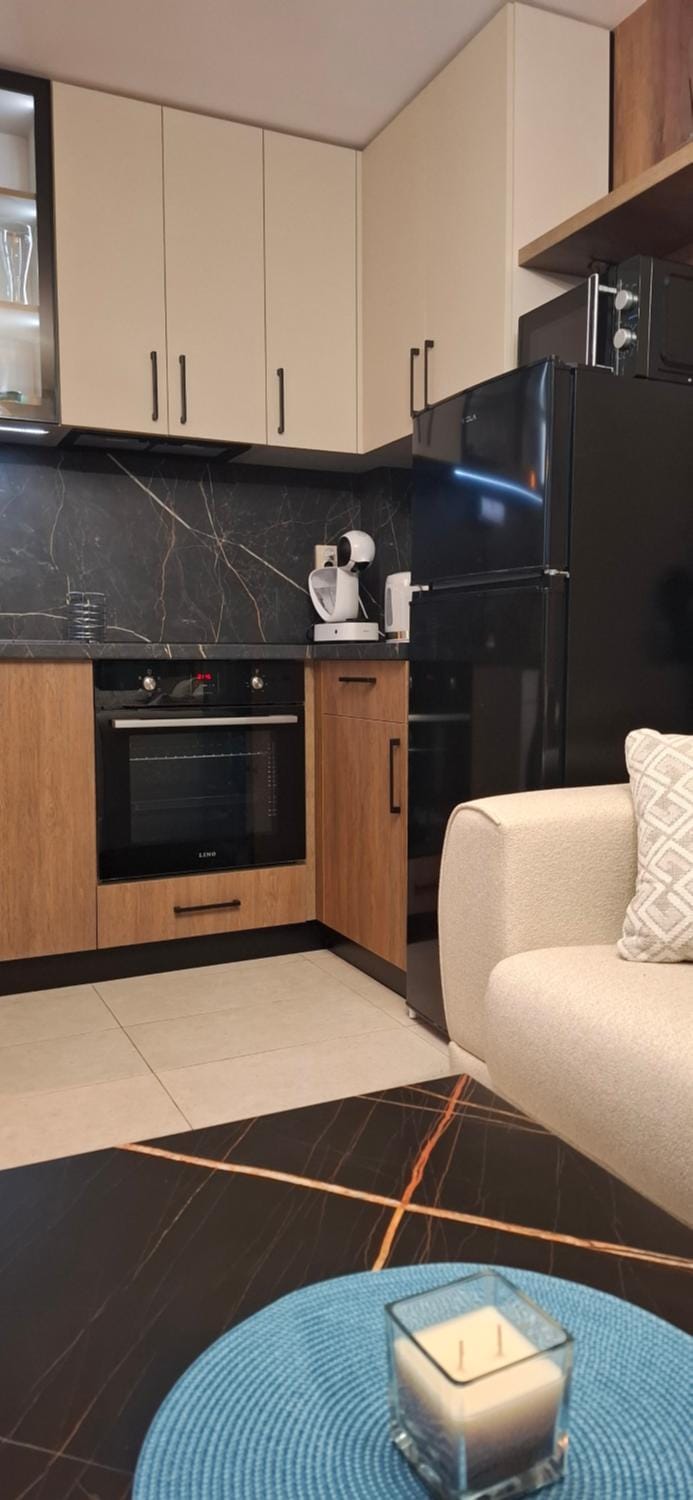 Coffee/tea facilities, Kitchen or kitchenette, stove