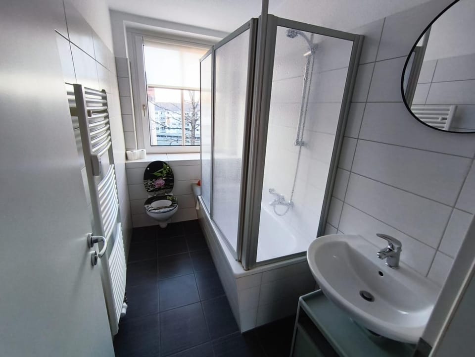 Shower, Toilet, Bathroom, Bath