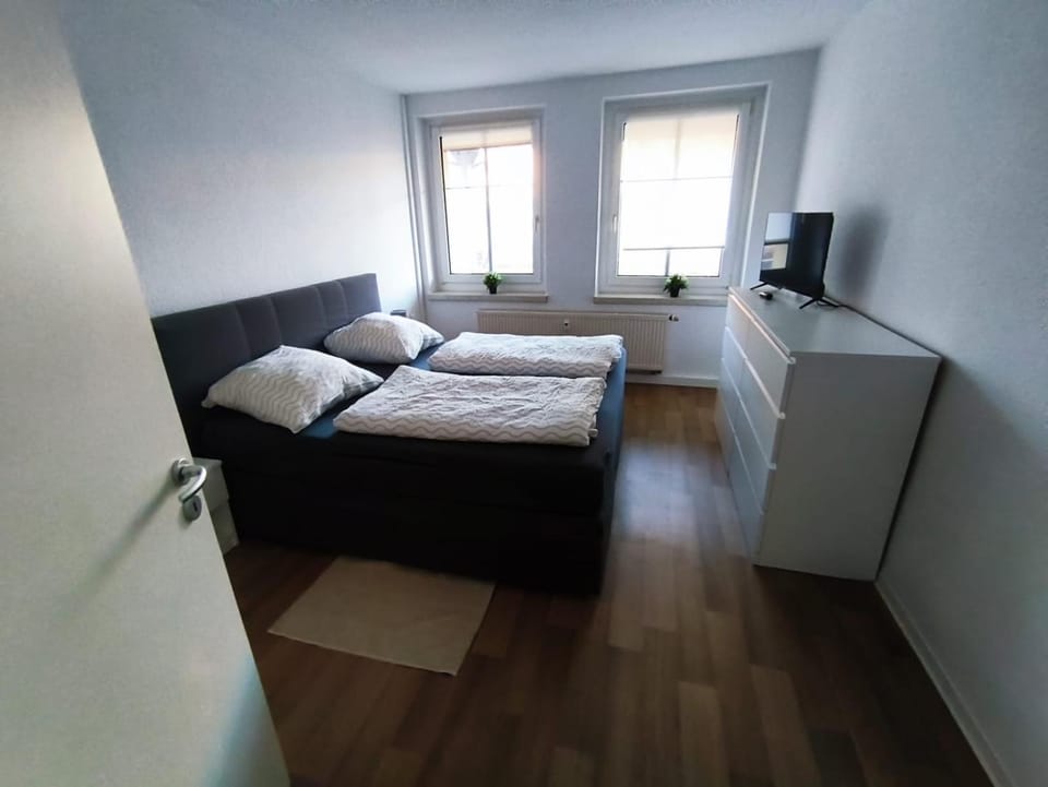 Bed, TV and multimedia, Bedroom