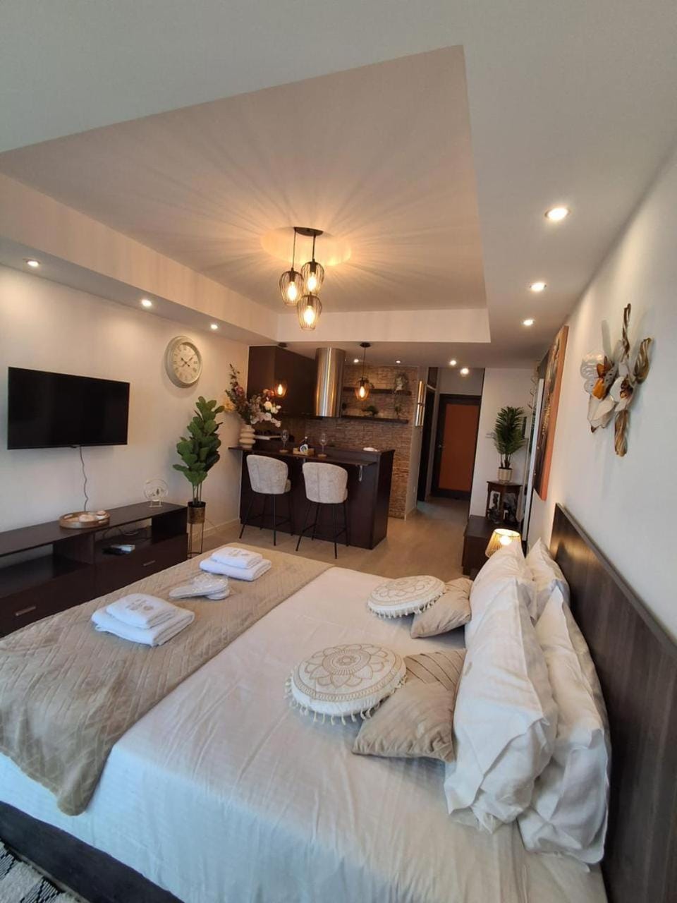 Bed, TV and multimedia, Photo of the whole room, Bedroom, towels