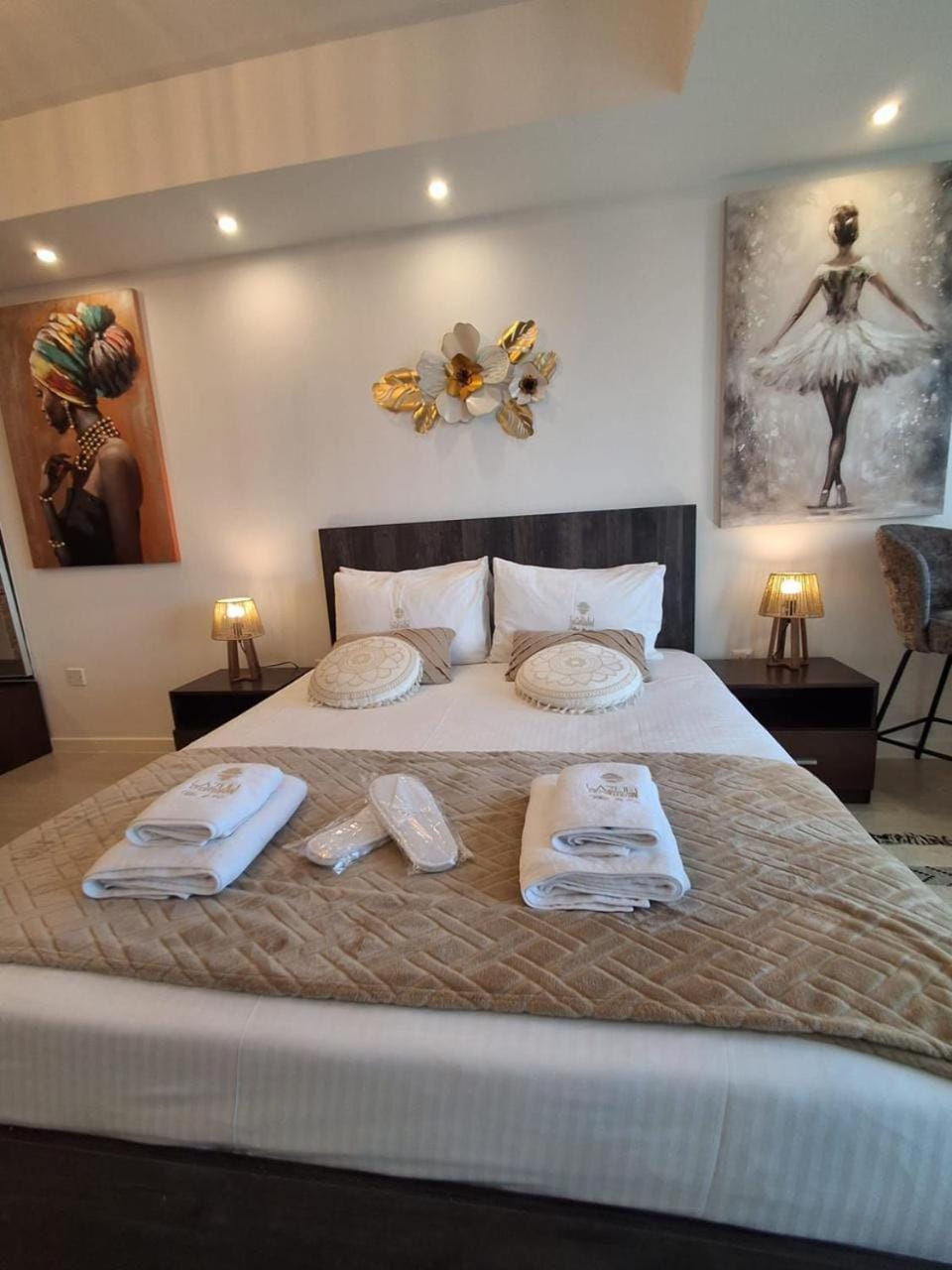 Bed, Photo of the whole room, Bedroom, towels