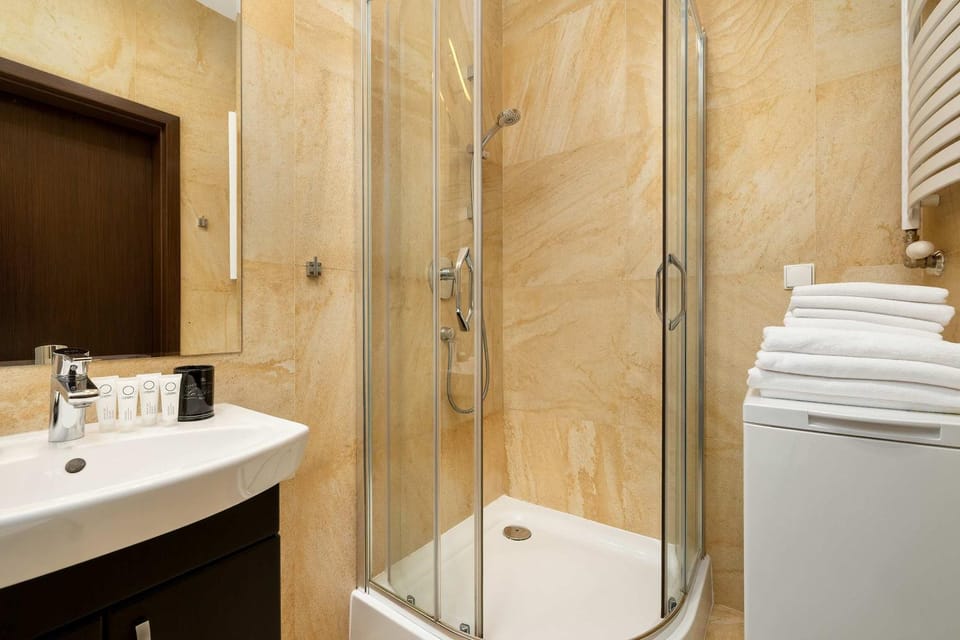 Shower, Bathroom, towels