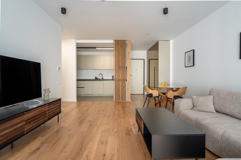 TV and multimedia, Kitchen or kitchenette, Living room, Seating area, Dining area