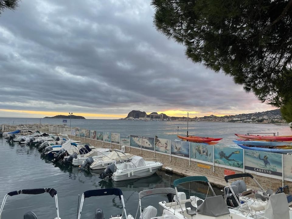 Azur Bay Boho-Chic T2 Garage & Mer Pet-Friendly Apartment in La Ciotat
