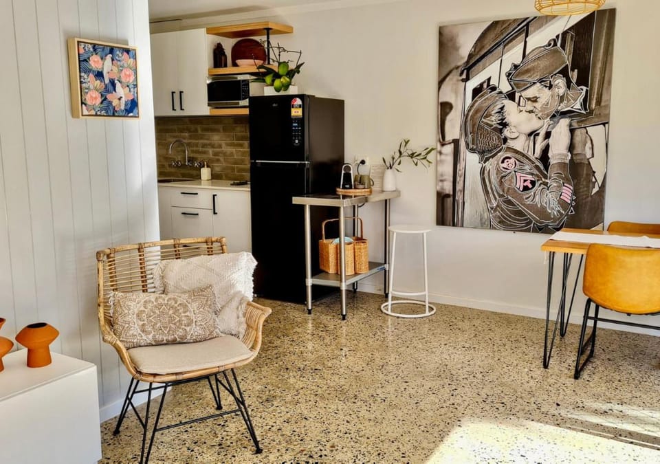 Kitchen or kitchenette, Seating area, Dining area, kitchen