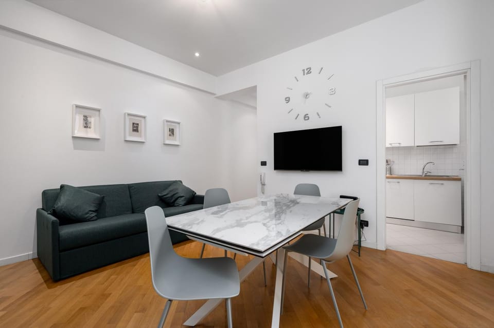 TV and multimedia, Seating area, Dining area