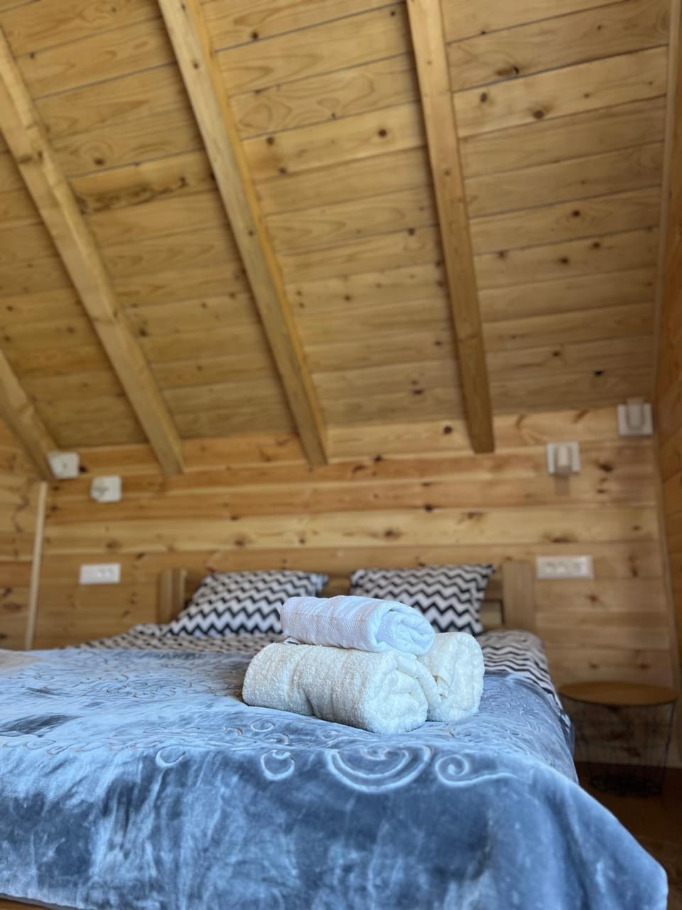 Bed, Bedroom, towels