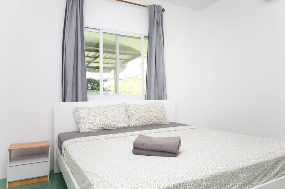2-bedroom's sweet house, Bang Tao beach House in Choeng Thale