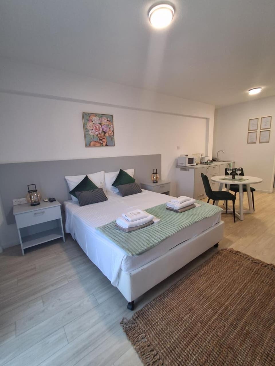 Bed, Photo of the whole room, Dining area, towels