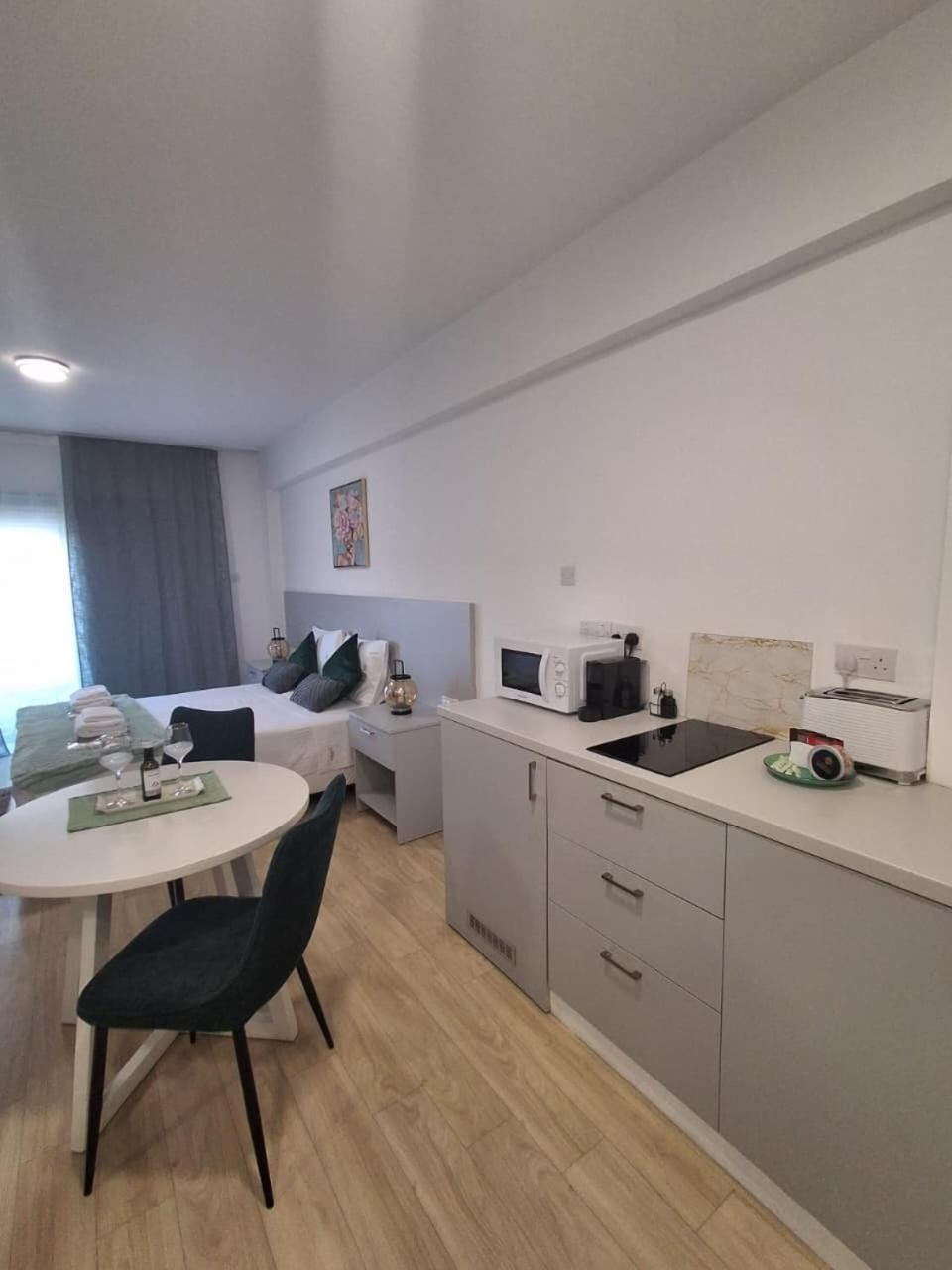 Kitchen or kitchenette, Seating area, Dining area, hair dresser, stove, toaster