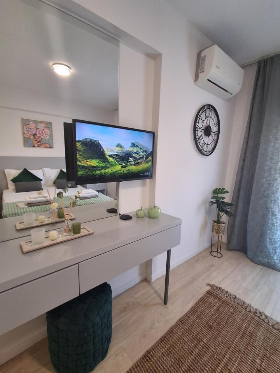 TV and multimedia, Living room, Seating area, air conditioner