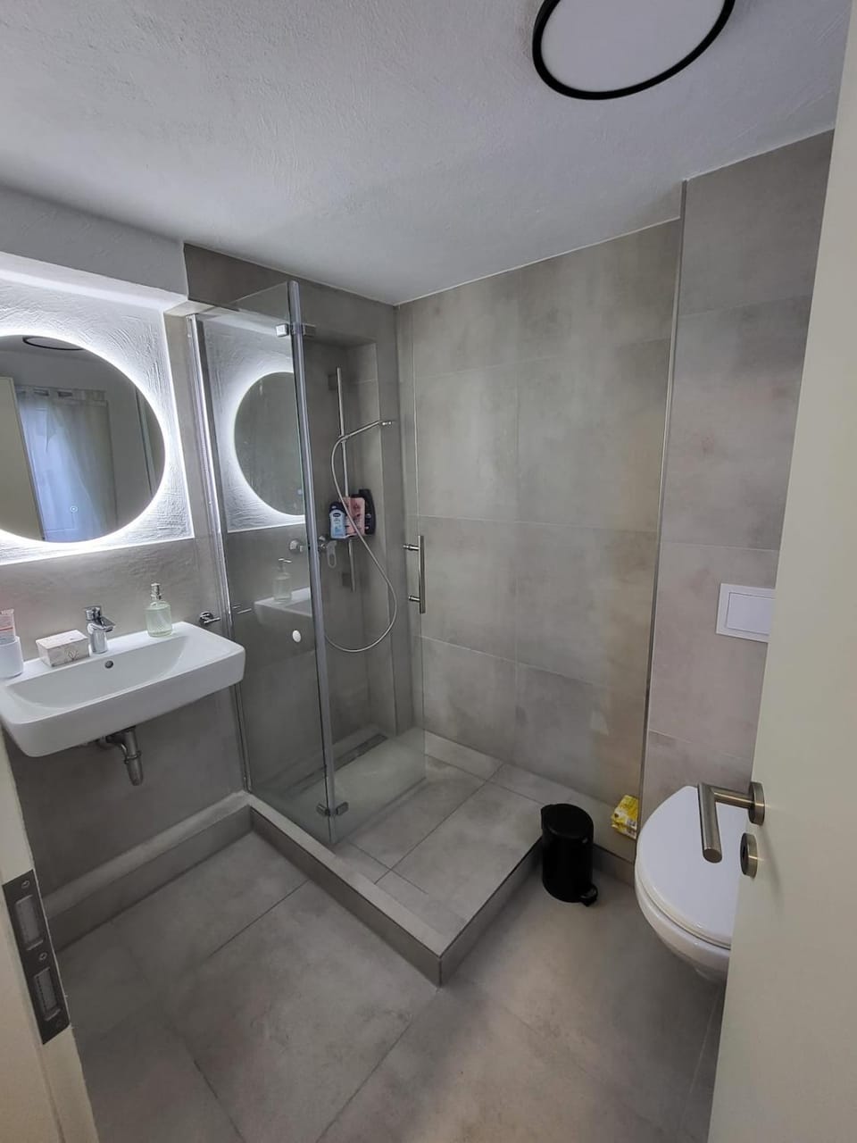 Shower, Toilet, Bathroom, Decorative detail, Decorative detail, heating, heating, internet, internet, towels, towels