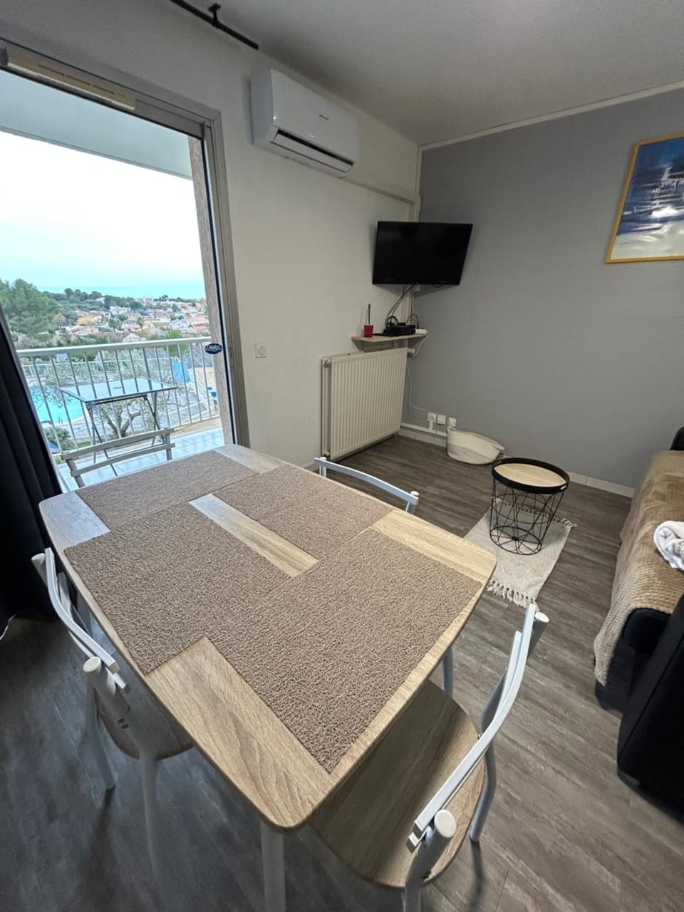 TV and multimedia, Living room, Dining area, air conditioner