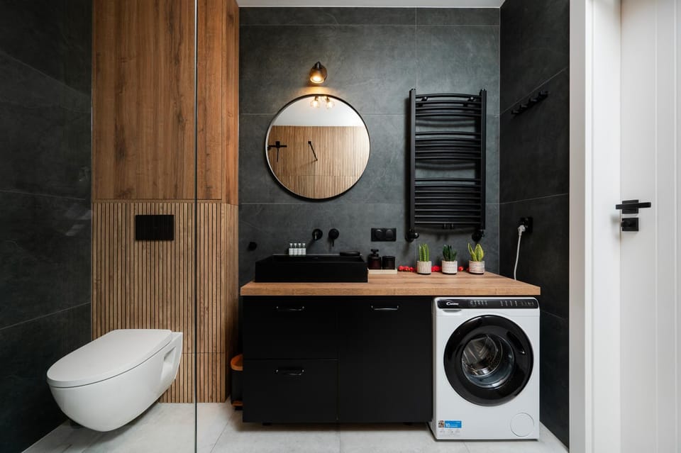 Toilet, Bathroom, towels, washing machine
