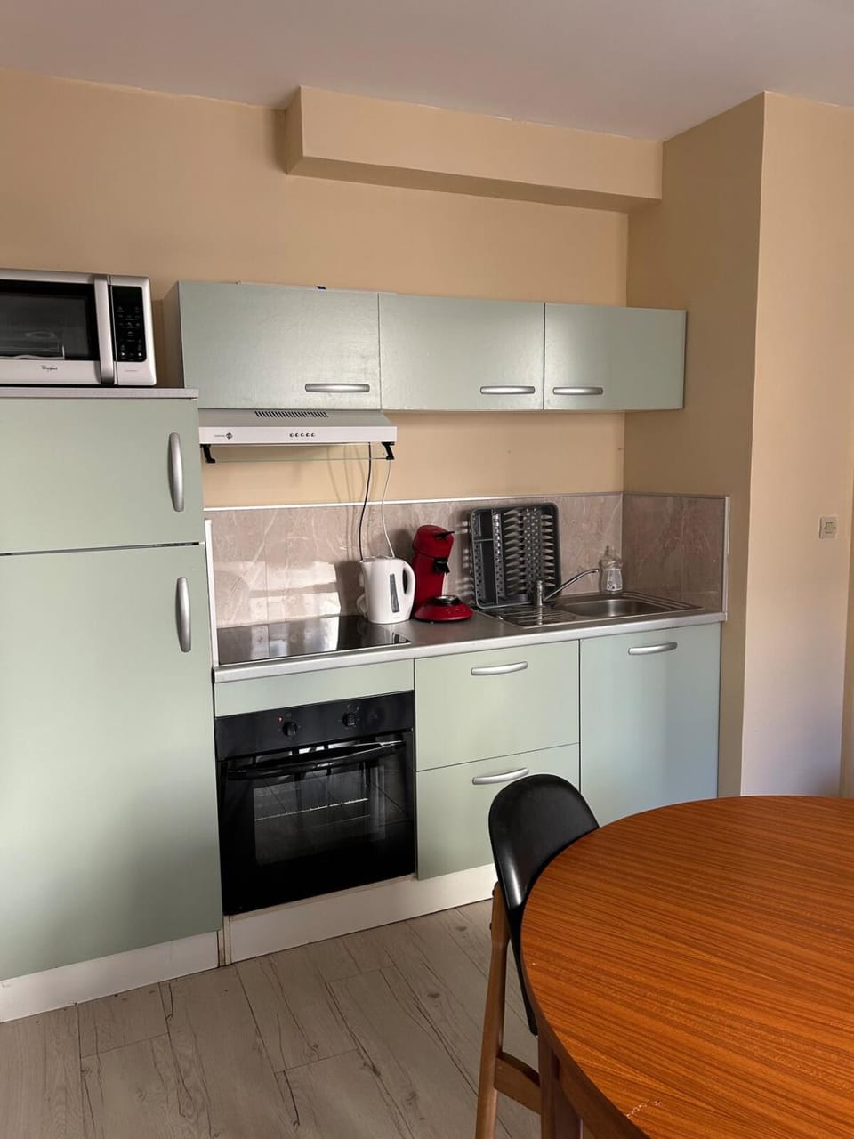 Coffee/tea facilities, Kitchen or kitchenette, stove