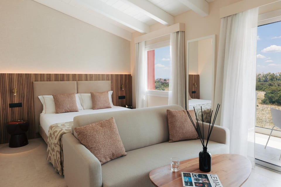 Bed, Summer, View (from property/room), Photo of the whole room, City view, Garden view