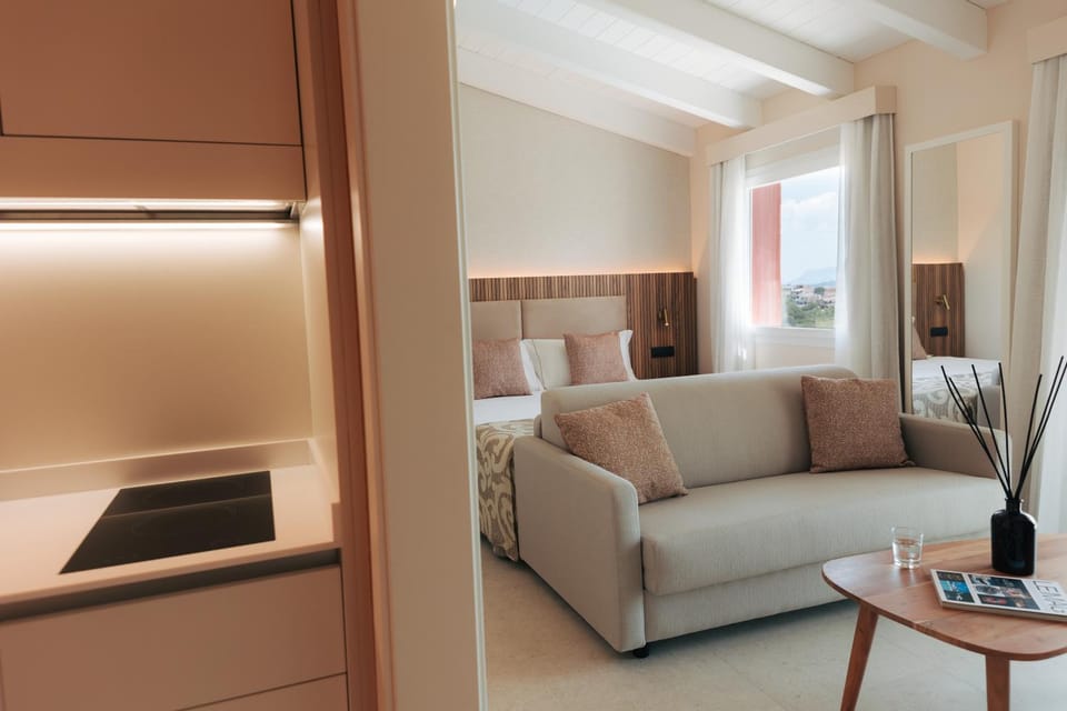 Bed, Photo of the whole room, Seating area