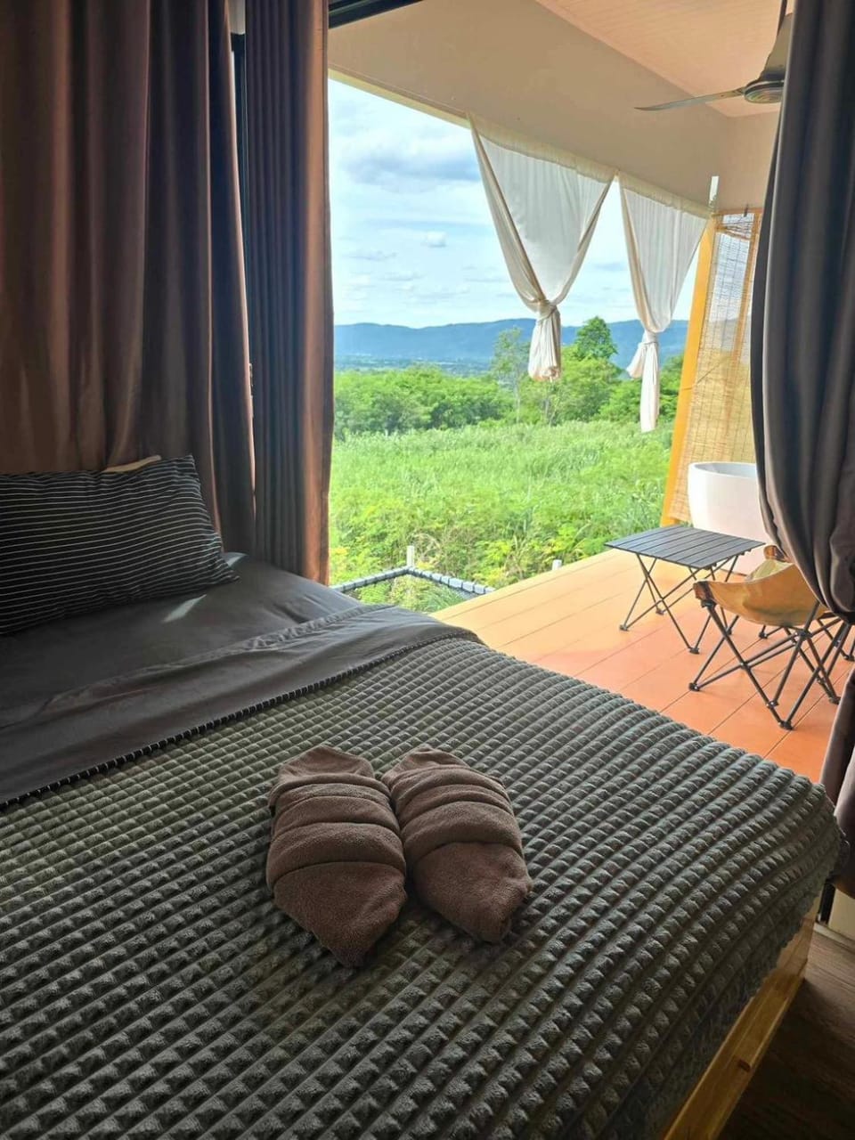 Bed, Day, Natural landscape, View (from property/room), Balcony/Terrace, Photo of the whole room, Bedroom, Mountain view, towels