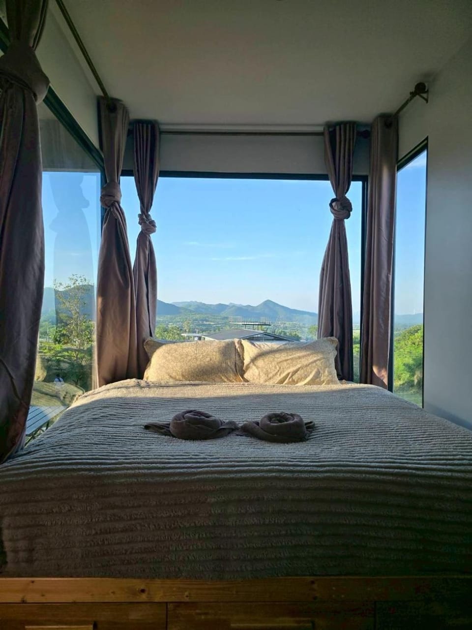 Bed, Natural landscape, Photo of the whole room, Bedroom, Mountain view
