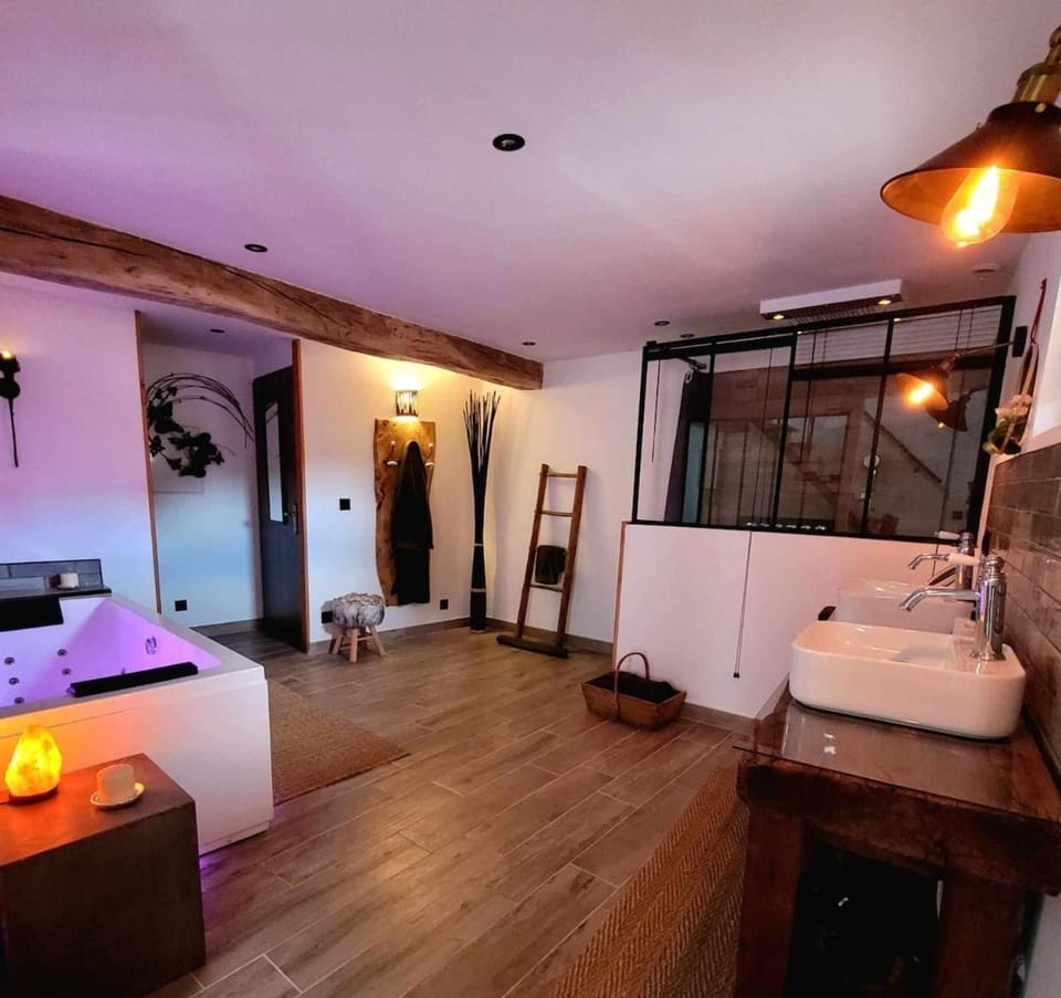 Shower, Hot Tub, Bathroom