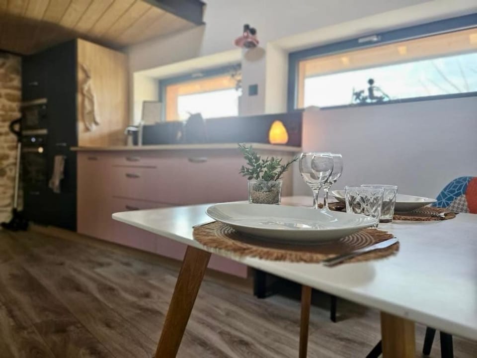 Kitchen or kitchenette, Dining area