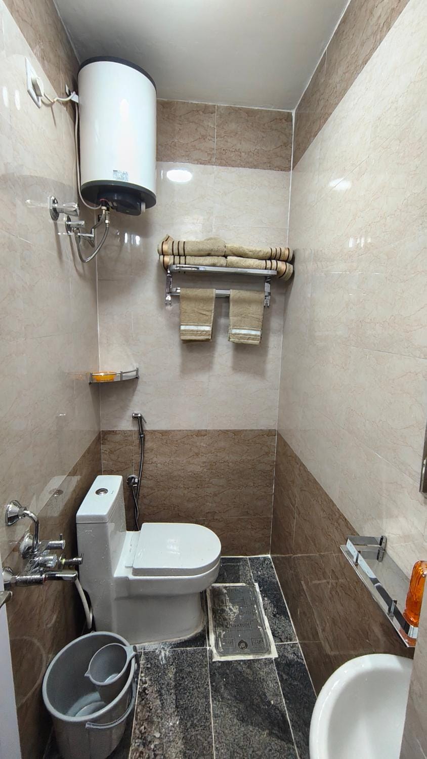 Toilet, Bathroom, towels