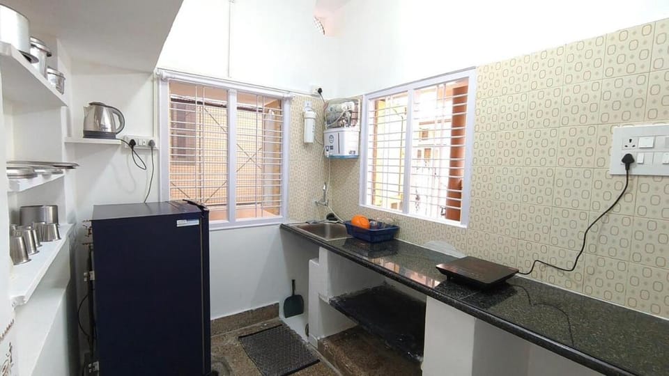 Kitchen or kitchenette, minibar, stove