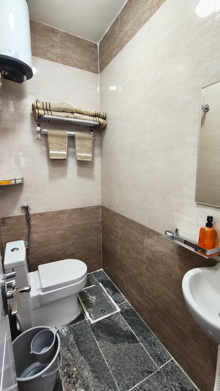 Shower, Toilet, Bathroom, bidet, towels