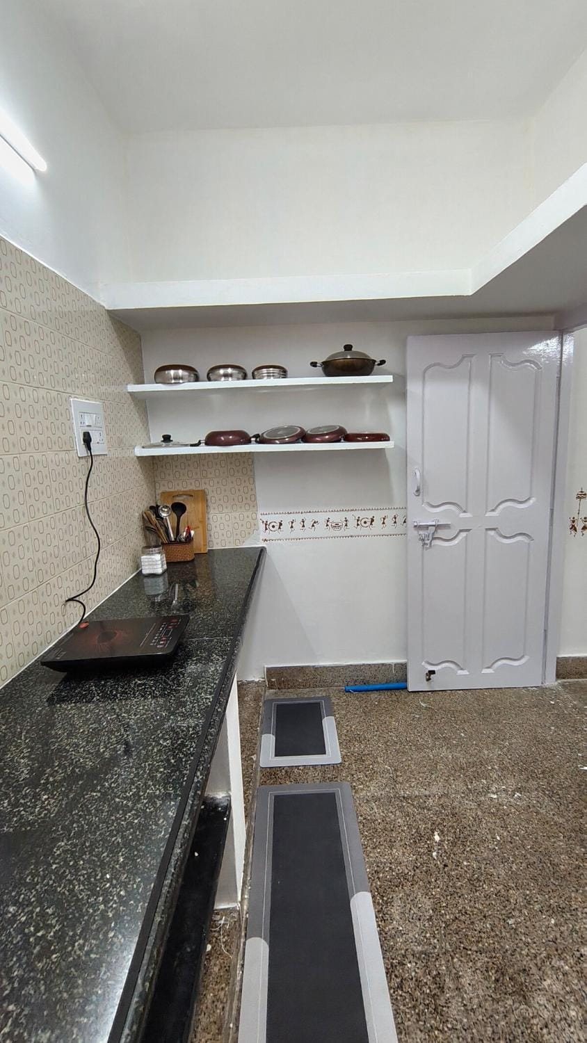 Kitchen or kitchenette, minibar, stove
