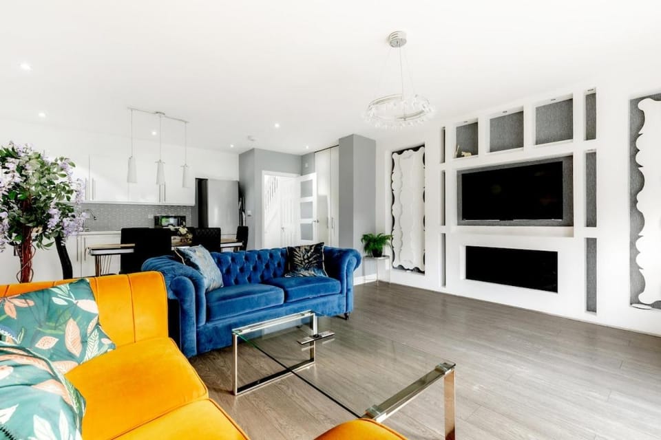 4-BR House Near-Harry Potter-SkyStudios-Sleep 8 & Work Stays House in London