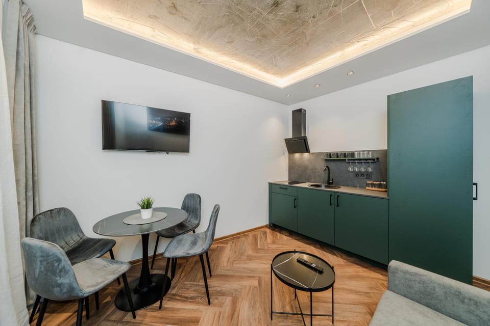 TV and multimedia, Kitchen or kitchenette, Seating area, Dining area, stove