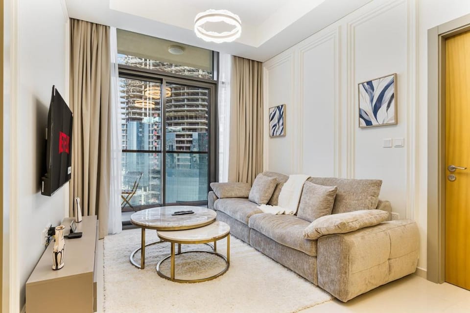 Serene 2BR with Canal Views, 7 Mins to Burj Khalifa Apartment in Dubai